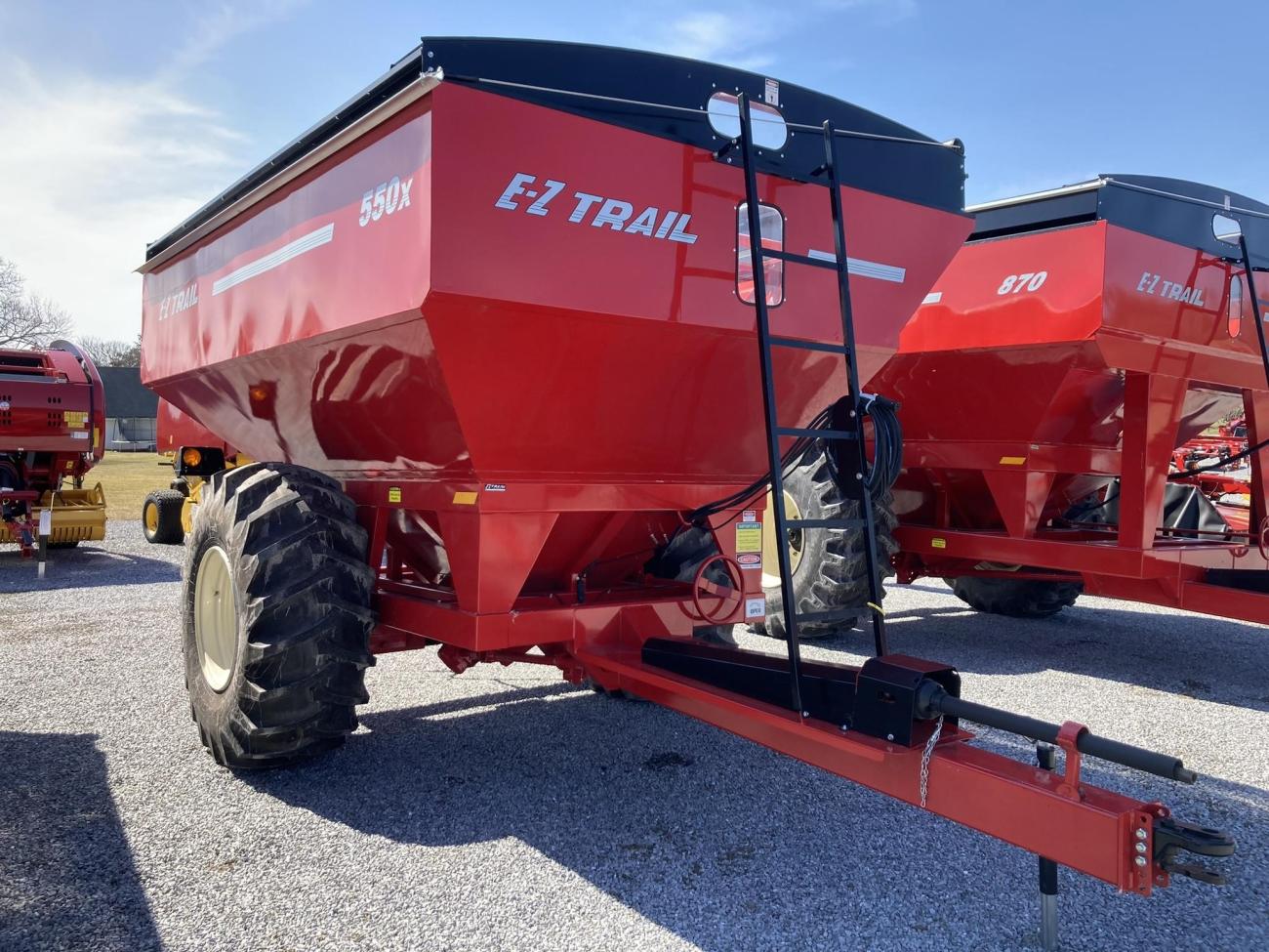 2023 E-Z TRAIL 550X GRAIN CART
